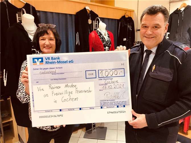 Wehrführer Günter Hammes nahm die Spendenschecks der gewogenen Geschäftsleute dankbar entgegen.