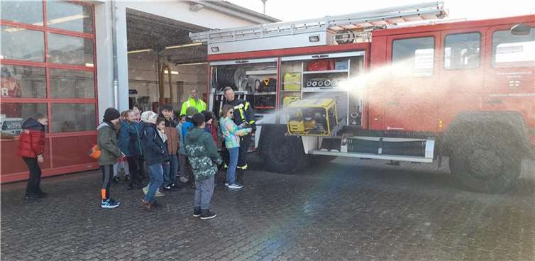 Wehrführer Hartmut Hahn und dessen Sohn Stefan Hahn erklärten und demonstrierten den Kindern sehr ansprechend und kurzweilig zahlreiche Dinge. Foto: Cusanusschule