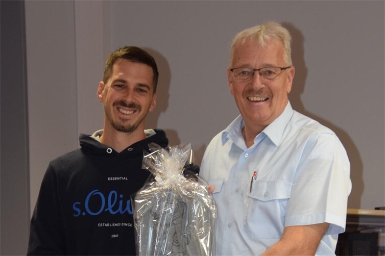 Wehrführer Jens Kuhn bedankt sich beim Leiter der Werkfeuerwehr Hans-Günther Firges für den Besuch.