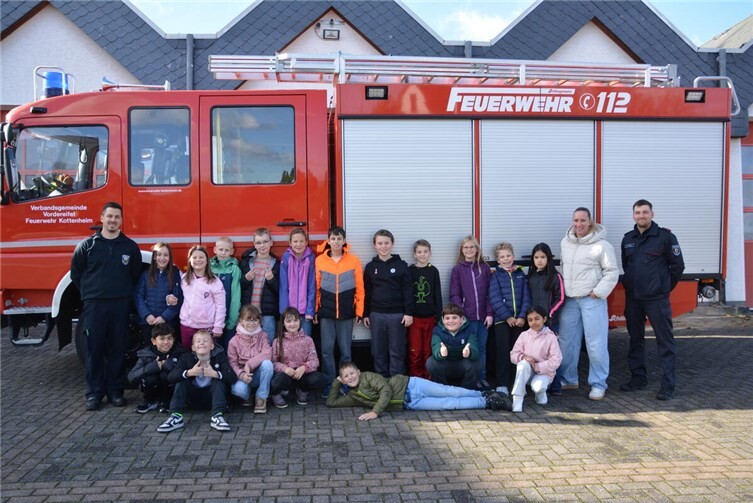 Wehrführer Jens Kuhn und der Jugendfeuerwehrwart Henrik Rabbel konnten 18 Schulkinder mit ihrer Lehrerin Frau Schultze begrüßen. Fotos: privat