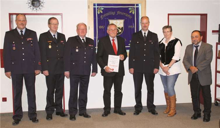 Wehrführer Jörg Spurzem, KFI Rainer Nell, Wehrleiter Schmitt, Erhrenmitglied Toni Schüller, stv. Wehrführer Horst Steffens, Gabi Schmitz, Alfred Schomisch (v.l.).