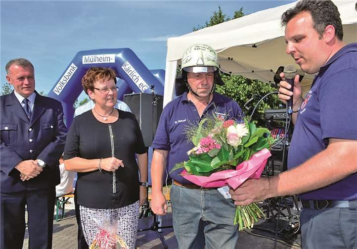 Wehrführer Marco Ihrlich dankte nicht nur Reinhard Hetzel, sondern auch dessen Ehefrau Monika für ihre Unterstützung.