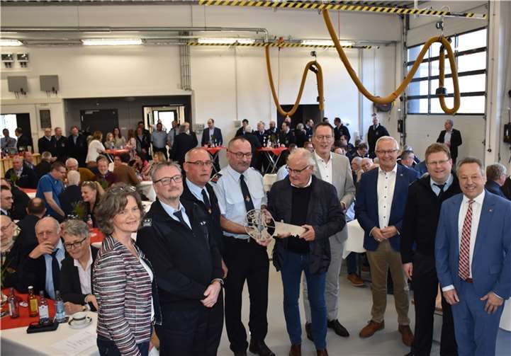 Wehrführer Markus Dutz bekam von Thomas Koch vom Rengsdorfer Architekturbüro Keul & Koch zur symbolischen Hausübergabe einen überdimensionierten Schlüssel.  Fotos: HEP