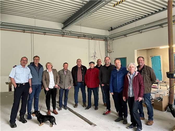 Wehrführer Markus Dutz hieß die Mitglieder der SPD-Fraktion im Verbandsgemeinderat Rengsdorf-Waldbreitbach am neuen Standort willkommen.  Foto: privat