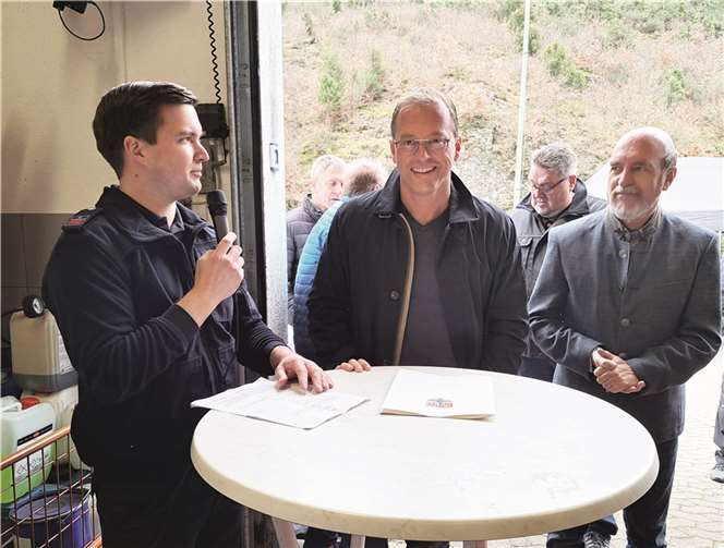 Wehrführer Matthias Wingender (li.) mit VG-Bürgermeister Jörg Lempertz und Ortsbürgermeister Rudolf Wingender.