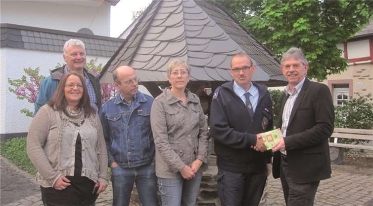 Wehrführer Michael Michels mit dem Kehriger SPD Vorstand.