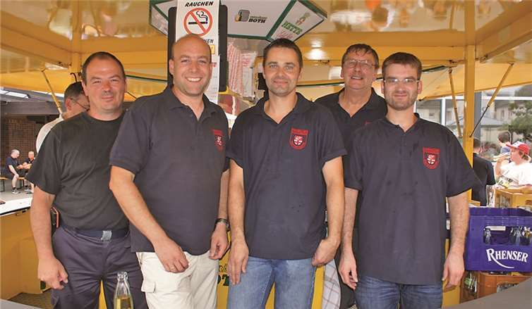 Wehrführer Michael Zimmer (2. v.l.) freute sich gemeinsam mit den Kameraden über ein gelungenes Fest.