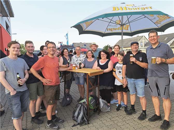 Wehrführer Rolf Daub -2.v.rechts- begrüßte eine Gruppe des DRK Ortsvereins Niederzissen, die ihren jährlichen Ausflugstag bei der befreundeten Beller Feuerwehr in geselliger Runde ausklingen ließ.