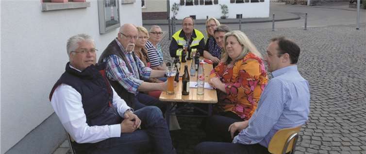 Wehrführer Rolf Höfer berichtete der neu gegründeten Wählergruppe "Wir für St. Sebastian" zur Situation der Freiwilligen Feuerwehr im Ort.privat