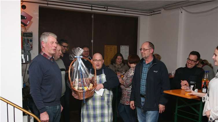 Wehrführer Sascha Cremer (Bildmitte) bedankt sich bei seinem Kollegen Hinrich Otte (links) für das Geschenk, worüber sich auch Fördervereinsvorsitzender Klaus Hameyer freute.privat