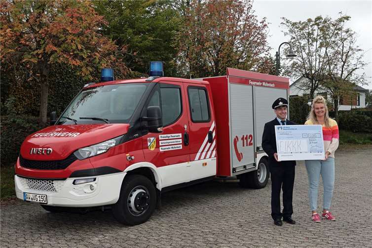 Feuerwehr Müllenbach spendet an krebskranke Kinder Wehrführer Sascha Schunk und die Vertreterin der Elterninitiative EIKKK, Frau Müller. Foto: Werner Dreschers