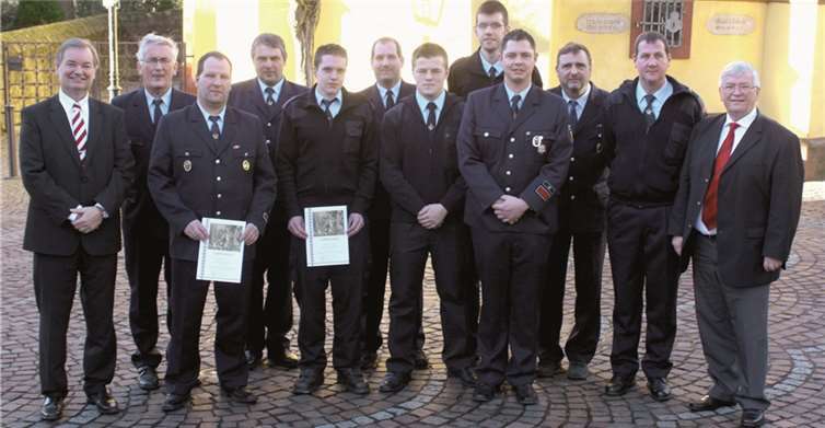 Wehrführer Sascha Wiemer und Atemschutz-Gerätewart Torsten Jammel wurden beim Neujahrs-Frühschoppen mit dem Silbernen Feuerwehr-Ehrenzeichen ausgezeichnet. DL