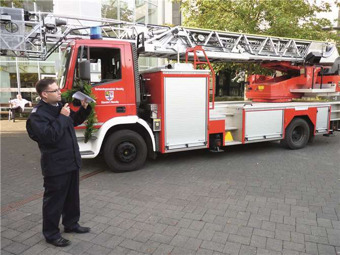 Wehrführer Stephan Schüller kommentierte die Vorführung der Drehleiter.