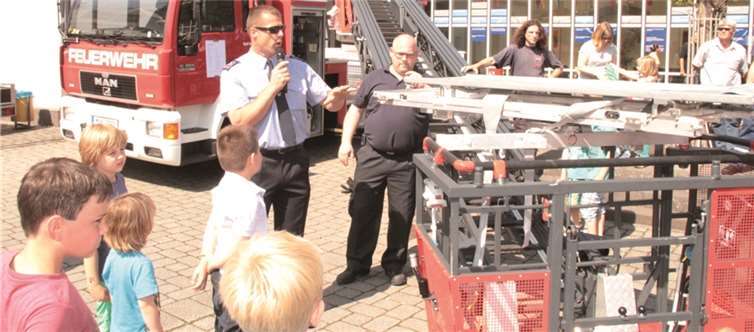 Wehrführer Thomas Itschert erklärt den Besuchern den Einsatz der Drehleiter. -AND-