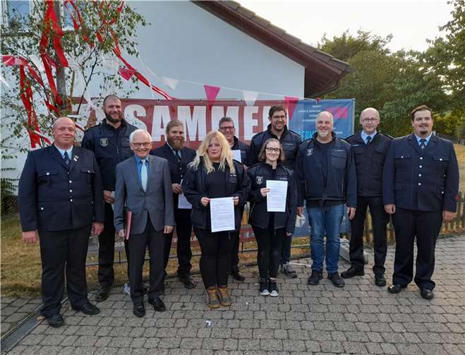 Wehrführer Thomas Nelles (links), Udo Seifen (3. v. li.) sowie Stellvertr. Wehrführer Thomas Udelhofen (re) sowie VG Wehrleiter Dieter Merten (2.v.re) mit den 7 Neuaufnahmen.  Foto: SES