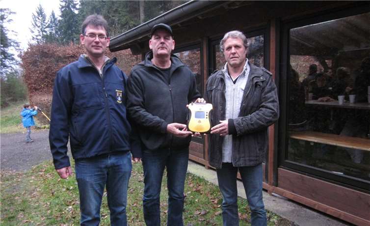 Wehrführer Thomas Pätz, Ortsbürgermeister Marco Jax und der Spender Gerd Radermacher.