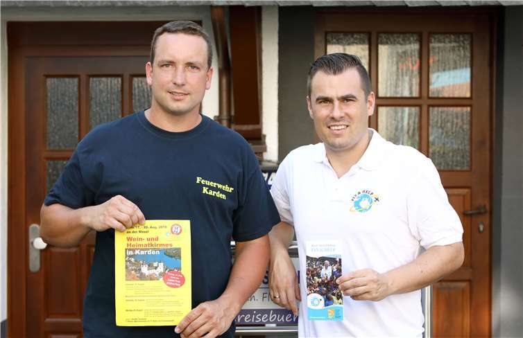 Wehrführer Tobias Bleser (li) und Florian Hartmann im Gespräch über die weitere Verwendung der Spenden hinsichtlich der geplanten Schule.Katharina Berg