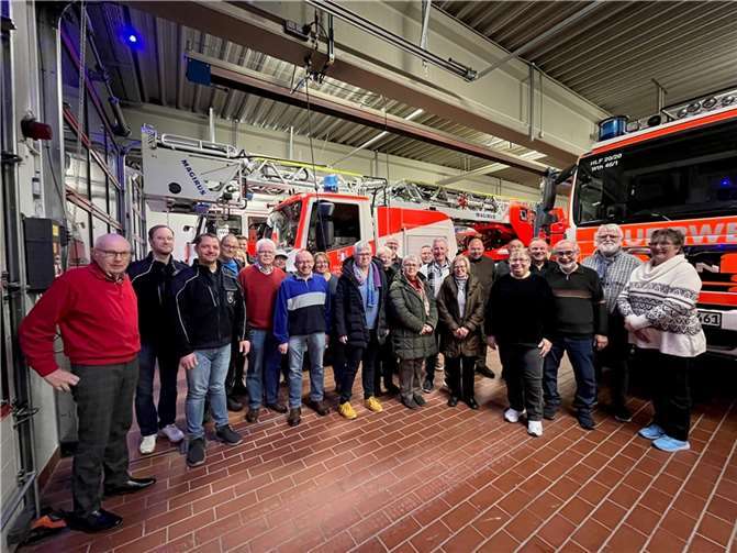 Wehrführer Torsten Schnack (3.v.l.) konnte den Vereinsring der Stadt Weißenthurm sowie den Stadtbürgermeister Gerd Heim und den 1. Beigeordneten Johannes Juchem in der Feuerwache am Stierweg begrüßen. Foto: Eric Brüning. Quelle: Freiwillige Feuerwehr Weißenthurm