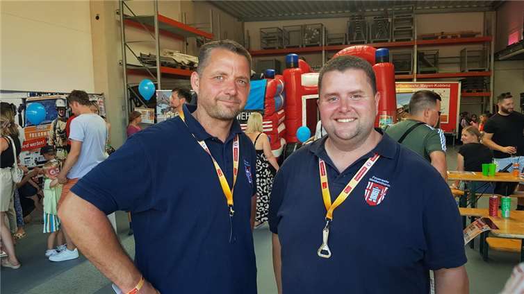 Die Grundschule wurde schnell gelöscht Wehrführer Torsten Schnack (links), der gleichzeitig auch 1. Vorsitzender des Feuerwehr-Förderverein ist, gemeinsam mit dem Geschäftsführer des Fördervereins Eric Brüning (rechts).