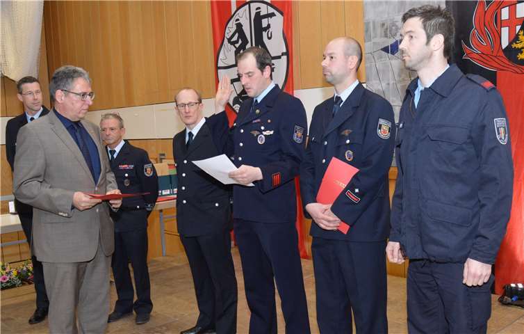 Ein großes Dankeschön für großen Einsatz Wehrführer, Wehrleiter und ihre Stellvertreter werden aufgrund ihrer Tätigkeit zu Ehrenbeamten ernannt. Vor allen Anwesenden legten Michael Ferdinand und Stefan Günster den Eid auf das Grundgesetz der Bundesrepublik Deutschland ab – ein bewegender Moment.