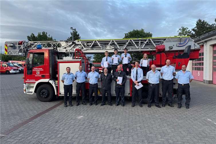 Wehrführer und Wehrleitung freuen sich mit den frisch ausgebildeten Sprechfunkern und Truppführern.  Foto: Freiwillige Feuerwehr Mendig