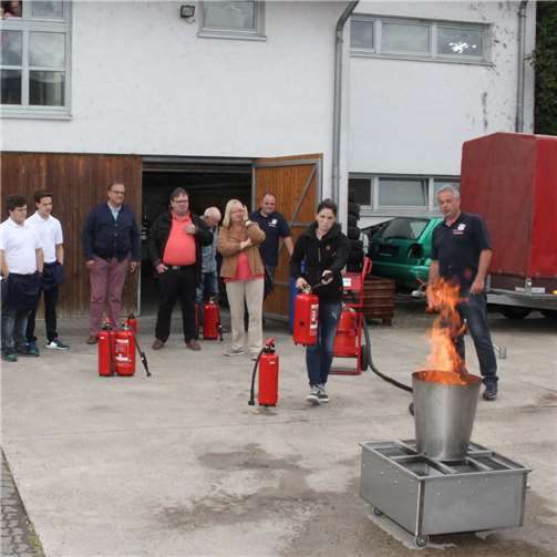 WehrführerJosef Nehler erläuterteden interessierten Gästendie richtige Handhabungeines Feuerlöschers ander Feuerlöscher-Übungsanlage