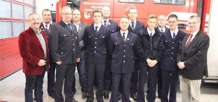 Wehrführung, Wehrleitung sowie Verwaltung gratulierten zusammen mit Landrat Dr. Saftig den beförderten Kameraden. Fotos: privat
