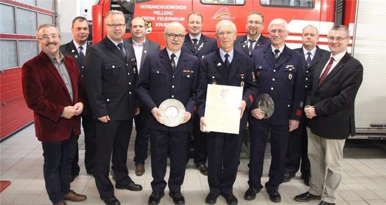 Wehrführung, Wehrleitung sowie Verwaltung gratulierten zusammen mit Landrat Dr. Saftig den geehrten Kameraden.