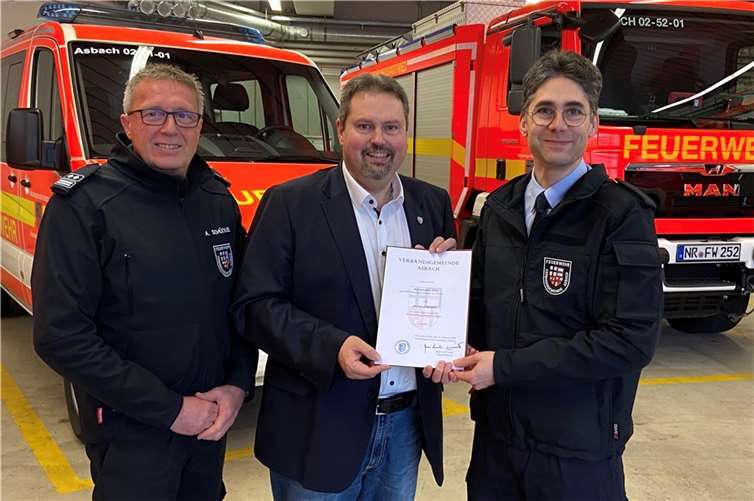 Wehrleiter Arnold Schücke, Bürgermeister Michael Christ und Feuerwehrarzt Johannes Zeller (v. l.). Foto: Feuerwehr VG Asbach