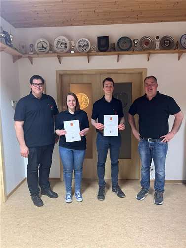 Wehrleiter Bernd Krechel (li.) und Martin Wolff (re.) gratulierten zur Beförderung von Jacqueline Schug und Stephan Butter.