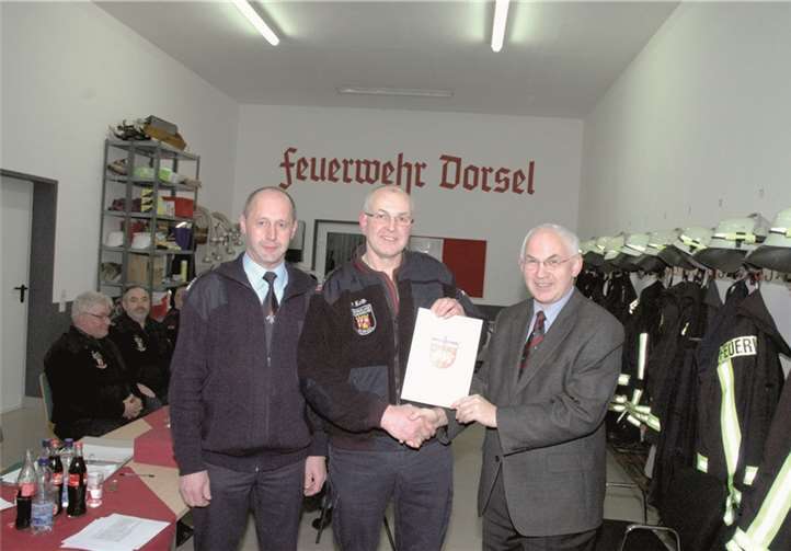 Wehrleiter Dieter Merten (l.) und Bürgermeister Hermann-Josef Romes (r.) bedankten sich bei Wehrführer Paul Kolb (Mitte) für seine langjährige Tätigkeit.