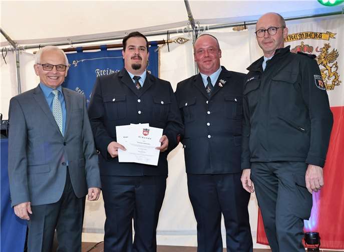 Wehrleiter Dieter Merten (rechts) und Udo Seifen (li) gratulieren Wehrführer Thomas Nelles (2. v. re) und seinem Stellvertreter Thomas Udelhofen (2. v. li.)  Foto: Werner Dreschers