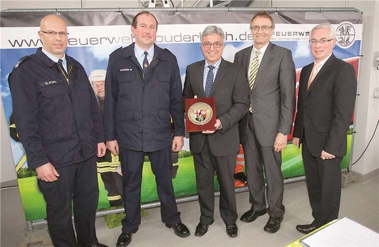 Wehrleiter Dirk Kuhl, Wehrführer Michael Schäfer, Minister Roger Lewentz, Landrat Rainer Kaul und Verbandsbürgermeister Volker Mendel bei der Übergabe des Wappentellers des Landes Rheinland-Pfalz.WT