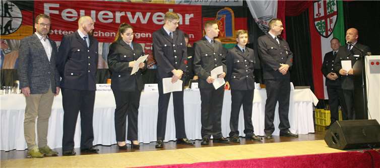 Wehrleiter Faber (re.) konnte fünf neue Feuerwehrleute im aktiven Dienst in der Wehr begrüßen. Über den Zuwachs freuten sich ebenso der stellvertretende Zugführer Mario Baumeister (zweiter v.re.), Zugführer Wolfgang Saur (dritter.v.re.) sowie Oberbürgermeister Treis (li.).