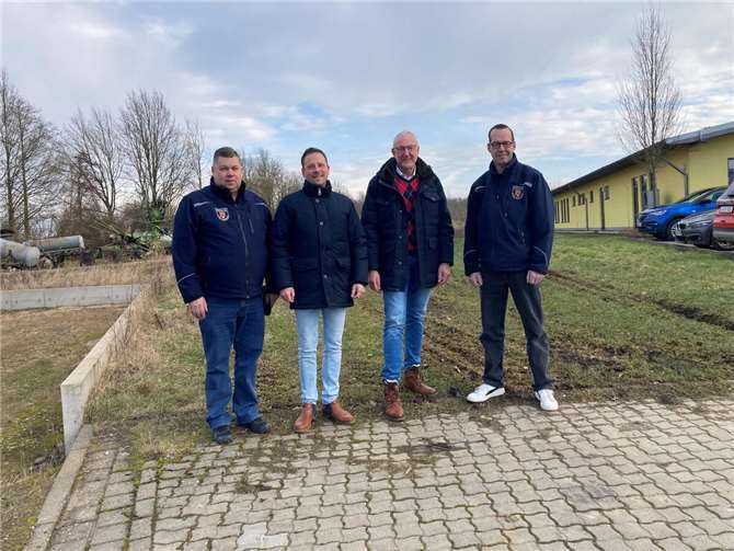 Wehrleiter Ingo Wolf, Bürgermeister Björn Ingendahl, Ortsvorsteher Olaf Wulf, Einheitsführer Benedikt Balasus.  Foto: Stefanie Hoppe
