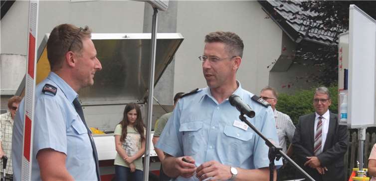 Wehrleiter Jens Weinriefer (re.) übergibt die Autoschlüssel an Wehrführer Patrick Fries aus Heiligenroth, weil der neue ELW dort stationiert wird.