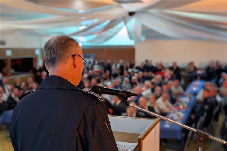 Wehrleiter Jörg Kirchhartz gab einen Ausblick auf den in der Planung befindlichen neuen, zusätzlichen Feuerwehrstandort im Gewerbegebiet Wolbersacker.