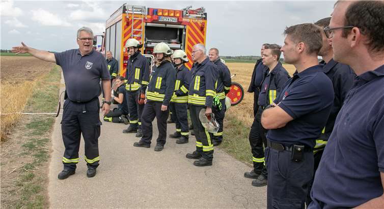 Wehrleiter Laurenz Kreuser erläuterte, worum es bei der Übung zur Vegetationsbrandbekämpfung geht.