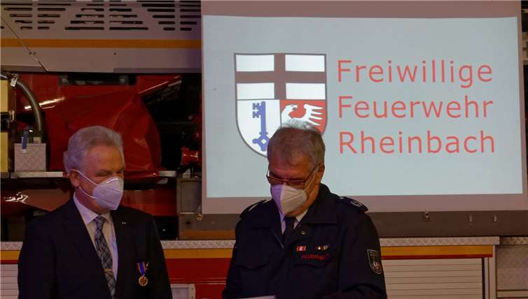 Wehrleiter Laurenz Kreuser überreicht Bürgermeister Stefan Raetz die Urkunde zur Ehrenmitgliedschaft im Kameradschaftsverein der Freiwilligen Feuerwehr der Stadt Rheinbach. Fotos: Feuerwehr Rheinbach