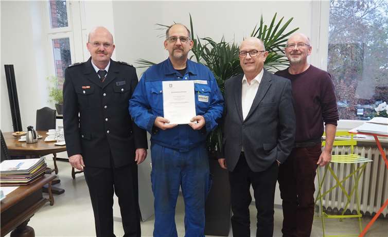 Wehrleiter Markus Janßen (links), Bürgermeister Michael Kessler (2. v. r.) und Rolf Trennheuser (rechts) gratulierten Stefan Illgen zur Ernennung als kommissarischer Löschzugführer. Privat