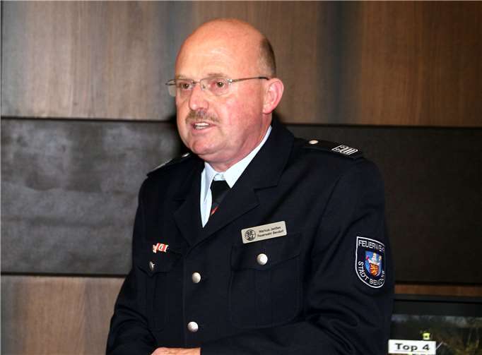 Wehrleiter Markus Janßen trägt den Jahresbericht der Feuerwehr vor.