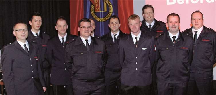 Wehrleiter Markus Zettelmeyer (li.) zeichnete beim „Abend der Feuerwehr“ in der Berkumer Aula die verdienten Kameraden Dennis Kirchner, Sascha Wostmann, Michael Ruck, Stephan Schlieber, Thomas Flemmer, Sebastian Sonntag, Stephan Räter, Michael Loup und Andreas Bell aus. JOST