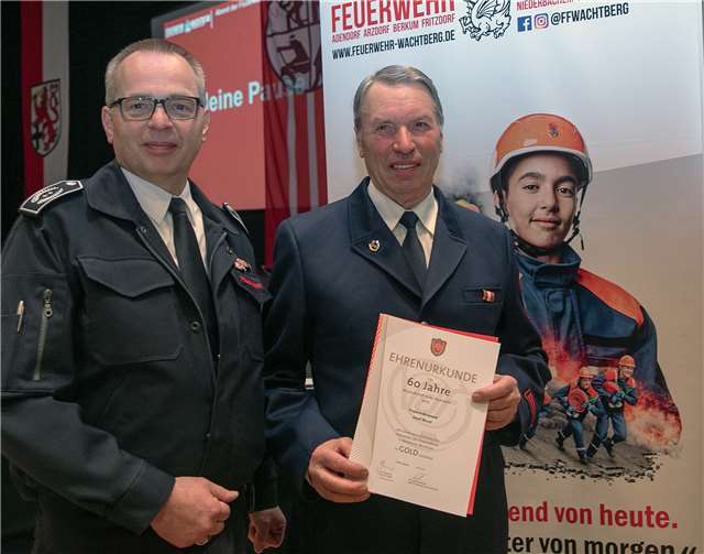 Wehrleiter Markus Zettelmeyer (links) zeichnete Josef Beyel mit Ehrenurkunde und Ehrennadel für 60 Jahre Mitgliedschaft in der Freiwilligen Feuerwehr Wachtberg aus. Fotos: JOST