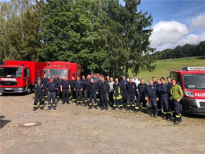 Wehrleiter Michael Gohmann gemeinsam mit Feuerwehrangehörigen der VG Rhein-Mosel. Quelle: Feuerwehr Rhein-Mosel)