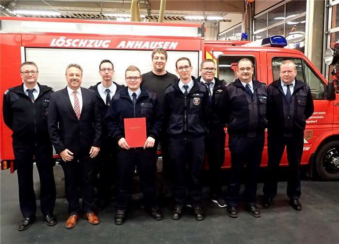 Wehrleiter Peter Schäfer (1.v.l.), Bürgermeister Hans-Werner Breithausen (2.v.l.), und Wehrführer Volker Lemgen (2.v.r.) mit den ernannten Feuerwehrleuten. Feuerwehr Kirchspiel Anhausen
