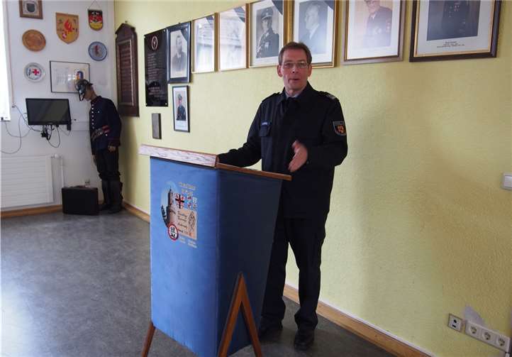 Wehrleiter Rainer Adams begrüßt zahlreiche Gäste aus Politik, Wirtschaft und Gesellschaft zu einer kleinen Feierstunde.