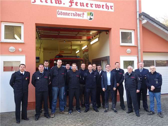 Wehrleiter Ronny Zilligen, Wehrführer Florian Braun und Bürgermeister Marcel Caspers mit den neu aufgenommenen, beförderten und geehrten Feuerwehrkameraden.  Foto: WER