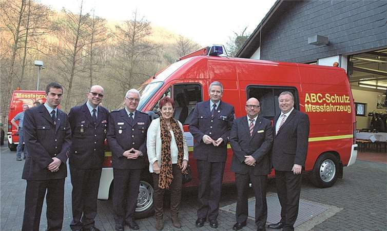 Wehrleiter übernahm das Messfahrzeug (v.li.): Wehrführer Stephan Knieps, Gefahrstoffzugführer Friedhelm Jakobs, Kreisfeuerwehrinspekteur Udo Schumacher, 1. Beigeordnete Ingrid Näkel-Surges, Wehrleiter Frank Linnarz, Leiter AKNZ Thomas Mitschke und Landrat Dr. Jürgen Pföhler. UM