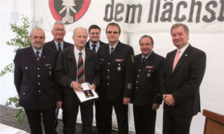 Wehrleitung und Kreisvorsitzender gratulierten den Geehrten und dem Verpflichteten.DL