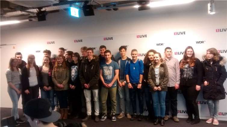Wei eine Radiosendung produziert wird und welche unterschiedlichen Aufgaben dabei anfallen, erfuhren die Realschüler aus Altenahr in den Studios von „1 Live“. privat